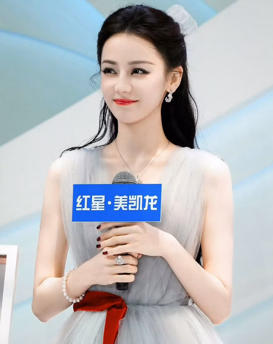 Điểm yếu của Địch Lệ Nhiệt Ba là sự nghiệp phim ảnh không có nhiều vai diễn nổi bật. Mới đây, trong show Địch Lệ Nhiệt Ba chia sẻ khi tham gia phim Người tình kim cương, cô suýt bị thay thế. Trong những cảnh quay cuối cùng cô diễn với tinh thần không còn gì tiếc nuối. May mắn sau đó nhà sản xuất đã gạt bỏ ý kiến của nhà đầu tư và giữ Nhiệt Ba ở lại. Nhờ đó, vai diễn Cao Văn ra đời và là một trong những nhân vật thành công nhất trong sự nghiệp của cô. Điểm yếu của Địch Lệ Nhiệt Ba là sự nghiệp phim ảnh không có nhiều vai diễn nổi bật. Mới đây, trong show Địch Lệ Nhiệt Ba chia sẻ khi tham gia phim Người tình kim cương, cô suýt bị thay thế. Trong những cảnh quay cuối cùng cô diễn với tinh thần không còn gì tiếc nuối. May mắn sau đó nhà sản xuất đã gạt bỏ ý kiến của nhà đầu tư và giữ Nhiệt Ba ở lại. Nhờ đó, vai diễn Cao Văn ra đời và là một trong những nhân vật thành công nhất trong sự nghiệp của cô.