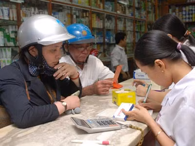 Tự ý mua thuốc kháng sinh chữa bệnh gây nên tình trạng kháng thuốc Ảnh: T.H 