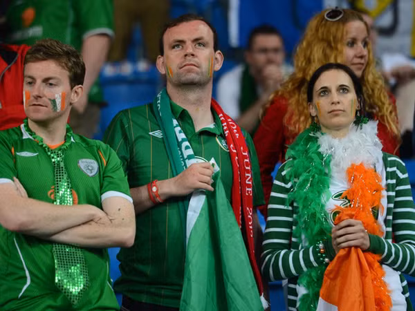 Nỗi buồn của CĐV Ireland trước thất bại của đội nhà ở trận đầu ra quân Ảnh: Getty Images