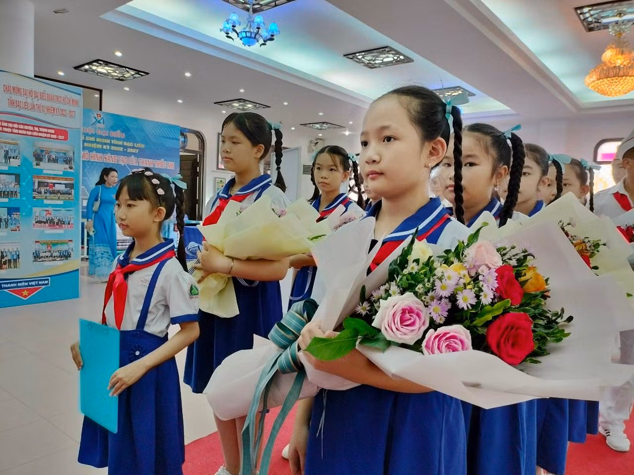 Các em nhỏ kính dâng lên đại hội những đoá hoa tươi thắm nhất và kính chúc Đại hội đại biểu Đoàn TNCS Hồ Chí Minh tỉnh Bạc Liêu lần thứ XI, nhiệm kỳ 2022 – 2027 diễn ra thành công tốt đẹp. Các em nhỏ kính dâng lên đại hội những đoá hoa tươi thắm nhất và kính chúc Đại hội đại biểu Đoàn TNCS Hồ Chí Minh tỉnh Bạc Liêu lần thứ XI, nhiệm kỳ 2022 – 2027 diễn ra thành công tốt đẹp.