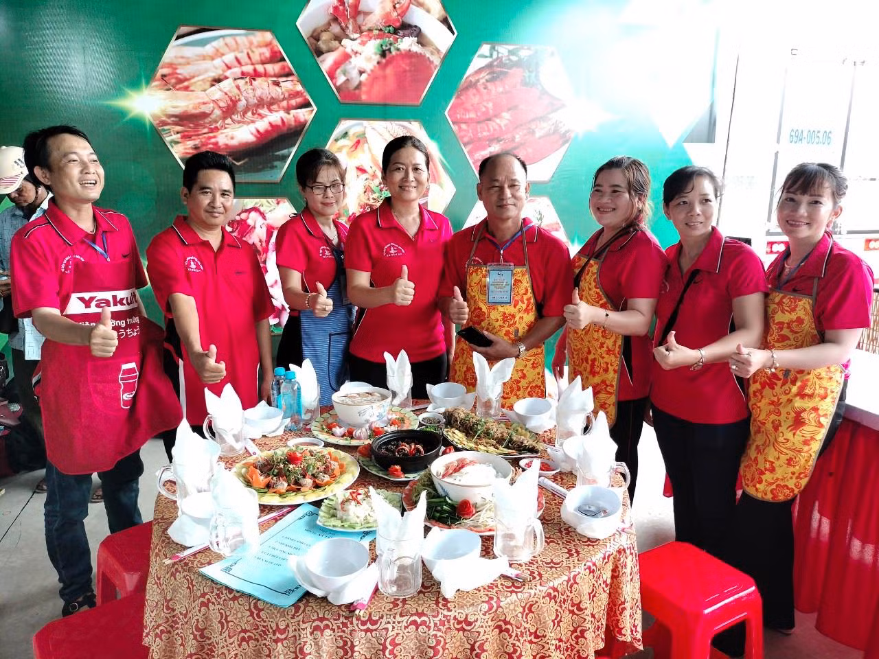 Mỗi xã, thị trấn thành lập một đội gồm 5 thành viên và chọn món ăn độc đáo của đơn vị mình để tham gia dự thi các món ăn truyền thống như Bánh canh cua, vọp kho tiêu, ốc len kèn dừa, ba khía rang me, bún nước lèo, cá thòi loài nướng và các món ăn truyền thống mang tính đặc trưng của quê hương Ngọc Hiển.