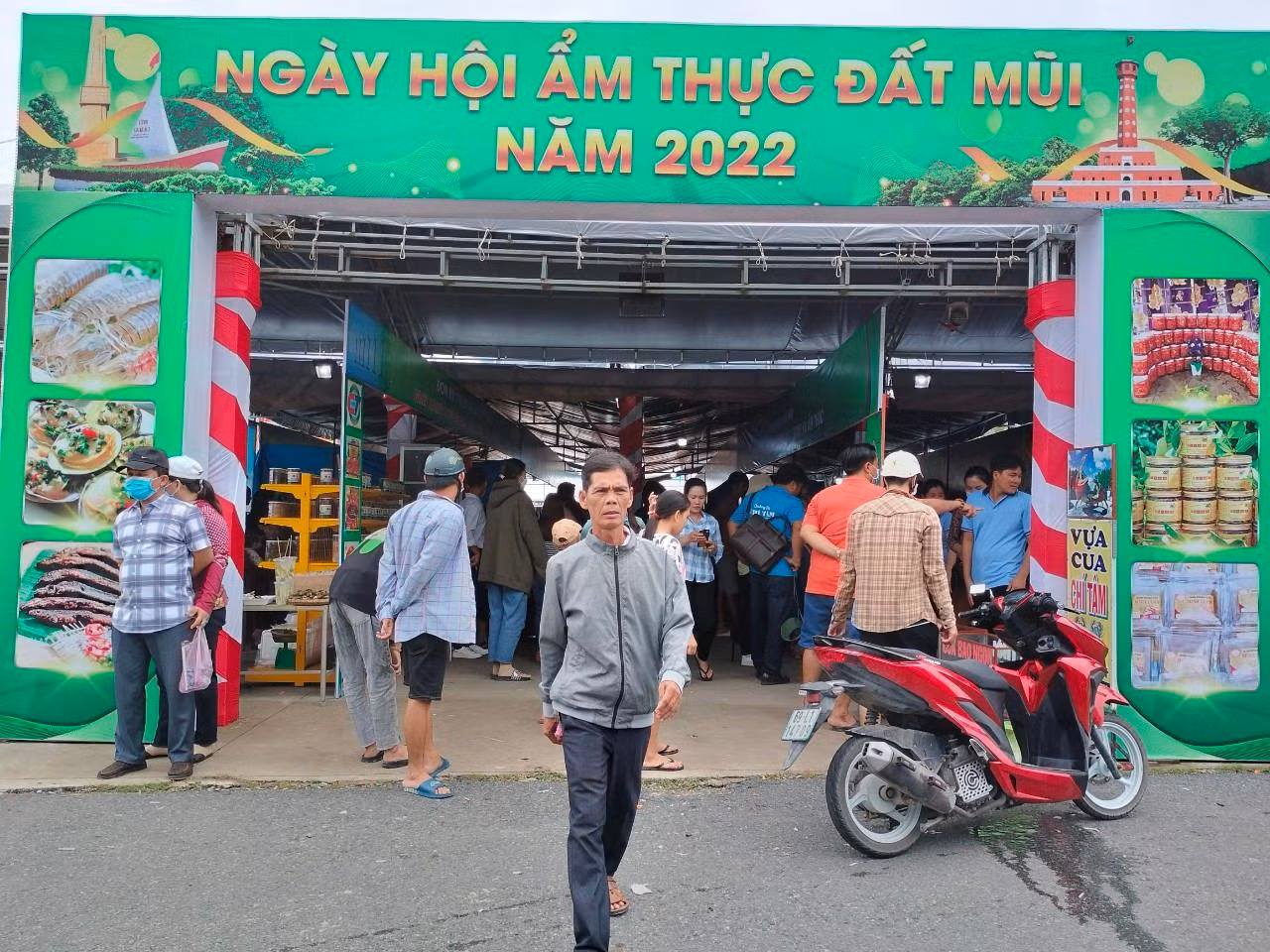 Nằm trong khuôn khổ của sự kiện Cà Mau – Điểm đến 2022, ngày 8/10, huyện Ngọc Hiển tổ chức khai mạc hoạt động Hội thi ngày hội ẩm thực Đất Mũi và các hoạt động thể thao tại Khu du lịch Quốc gia Mũi Cà Mau thuộc xã Đất Mũi, huyện Ngọc Hiển.