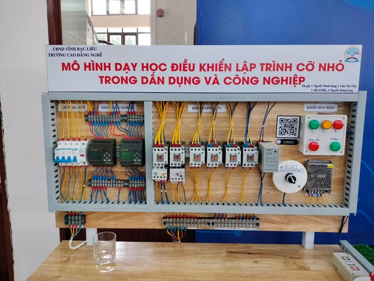Mô hình dạy học điều khiển lập trình cỡ nhỏ trong dân dụng và công nghiệp của Trường Cao đẳng nghề Bạc Liêu được trưng bày tại đại hội. Mô hình dạy học điều khiển lập trình cỡ nhỏ trong dân dụng và công nghiệp của Trường Cao đẳng nghề Bạc Liêu được trưng bày tại đại hội.