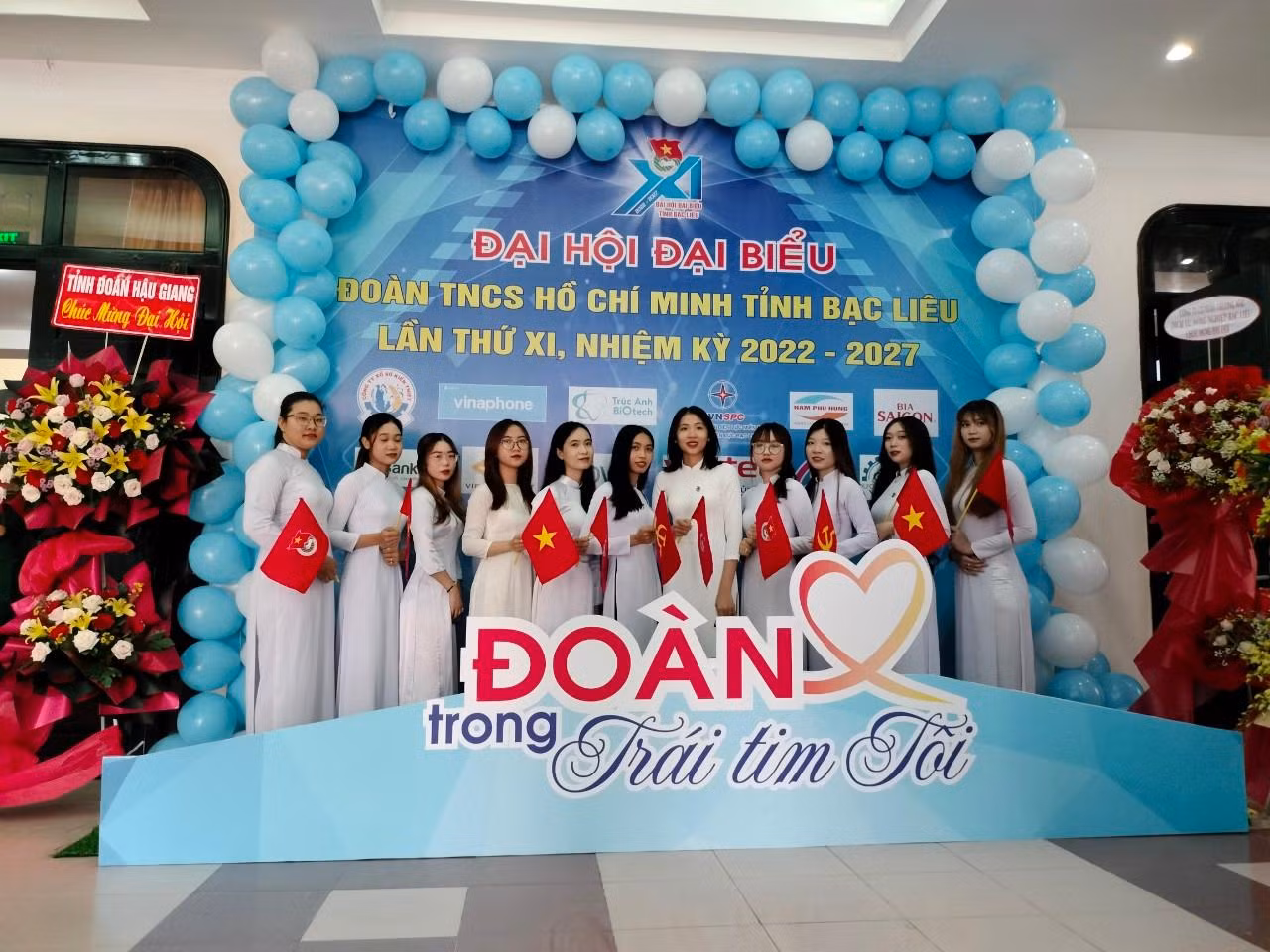 Các bạn trẻ lưu giữ kỷ niệm tuổi thanh xuân. Các bạn trẻ lưu giữ kỷ niệm tuổi thanh xuân.