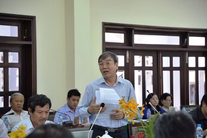 Theo ông Chương, hiện nay áp lực về trường lớp, về học tập đối với riêng bậc tiểu học, mầm non rất cao, vì sĩ số trong mỗi lớp cao hơn nhiều so với quy định chung (quy định chung 35 em/lớp nhưng ở Thủ Đức tăng lên đến 43 em/lớp). Một giáo viên phụ trách một lớp trên 40 em học sinh là rất khó. 