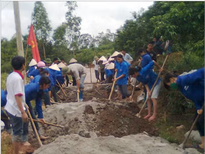 Thanh niên Lạng Sơn tình nguyện làm đường tuần tra biên giới. Ảnh: CTV