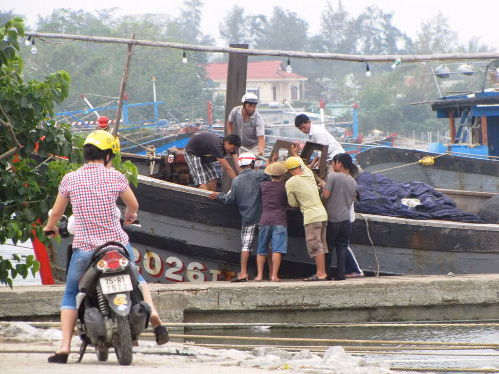 Neo đậu tàu thuyền tại Phú Hải (Phú Vang, TT-Huế) trước khi bão đổ bộ. Ảnh: Ngọc Văn Neo đậu tàu thuyền tại Phú Hải (Phú Vang, TT-Huế) trước khi bão đổ bộ