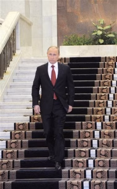 Ông Putin đi vào điện Kremlin với sự chào đón của 3.000 khách mời
