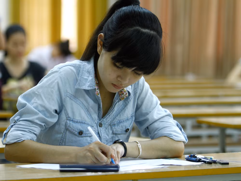 Thí sinh làm bài thi sáng nay, 9/7, tại Hà Nội. Ảnh: Như Ý