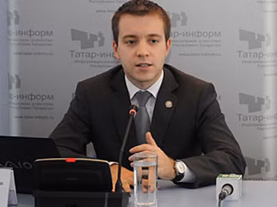 Ông Nikolay Nikiforov, sinh ngày 22-4-1982, trước đó giữ chức Phó thủ tướng và Bộ trưởng Bộ Thông tin và Truyền thông nước Cộng hòa Tatarstan. Ngày 21-5, ông được tân Tổng thống Nga bổ nhiệm chức Bộ trưởng Viễn thông và Truyền thông Đại chúng.