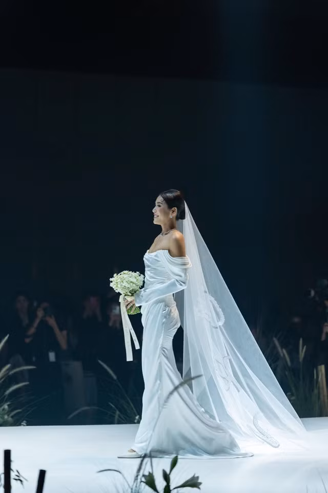 Minh Tú một mình tiến vào lễ đường cùng hoa cưới có gắn di ảnh của bố. Minh Tú một mình tiến vào lễ đường cùng hoa cưới có gắn di ảnh của bố.