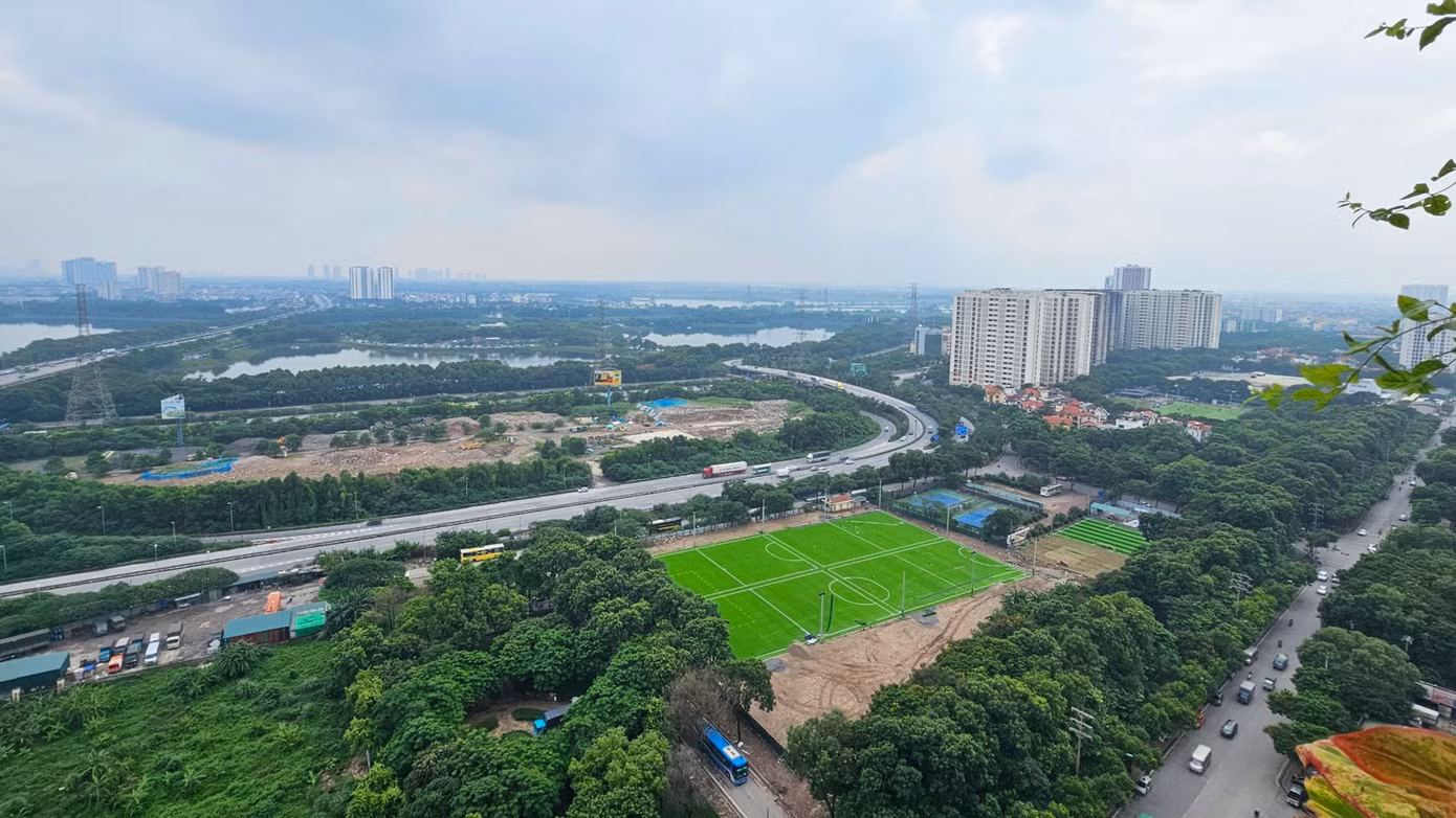 Việc các sân bóng, trường bắn cung ngang nhiên "mọc" trên các ô đất quy hoạch trường học tại KĐT mới Pháp Vân - Tứ Hiệp, hoạt động công khai, thu cả chục triệu đồng mỗi ngày đang gây bức xúc cho người dân nơi đây. "Khi về ở thì tôi được biết đây là đất để xây trường học cho các cháu, phục vụ người dân KĐT mới Pháp Vân - Tứ Hiệp, giờ trường học thiếu, tôi phải đưa con đi học xa vài km. Không hiểu sao những ô đất quy hoạch trường học lại biến thành sân bóng, khu bắn cung trong khi dự án không triển khai, gây lãng phí đất đai. Số tiền cả trăm triệu hàng tháng thu được từ việc kinh doanh sân bóng, khu bắn cung vào túi ai, có đóng góp cho ngân sách nhà nước hay không?. Chính quyền địa phương có buông lỏng quản lý để nở rộ tình trạng sử dụng đất sai mục đích tại các ô đất quy hoạch trường học”, anh Hoàng - người dân sinh sống tại KĐT mới Pháp Vân - Tứ Hiệp bức xúc. Việc các sân bóng, trường bắn cung ngang nhiên "mọc" trên các ô đất quy hoạch trường học tại KĐT mới Pháp Vân - Tứ Hiệp, hoạt động công khai, thu cả chục triệu đồng mỗi ngày đang gây bức xúc cho người dân nơi đây. "Khi về ở thì tôi được biết đây là đất để xây trường học cho các cháu, phục vụ người dân KĐT mới Pháp Vân - Tứ Hiệp, giờ trường học thiếu, tôi phải đưa con đi học xa vài km. Không hiểu sao những ô đất quy hoạch trường học lại biến thành sân bóng, khu bắn cung trong khi dự án không triển khai, gây lãng phí đất đai. Số tiền cả trăm triệu hàng tháng thu được từ việc kinh doanh sân bóng, khu bắn cung vào túi ai, có đóng góp cho ngân sách nhà nước hay không?. Chính quyền địa phương có buông lỏng quản lý để nở rộ tình trạng sử dụng đất sai mục đích tại các ô đất quy hoạch trường học”, anh Hoàng - người dân sinh sống tại KĐT mới Pháp Vân - Tứ Hiệp bức xúc.