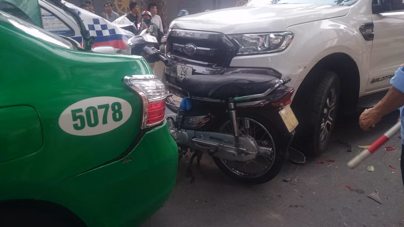 Ford Ranger 'điên' đâm hàng loạt ô tô, xe máy trên phố Bà Triệu ảnh 8