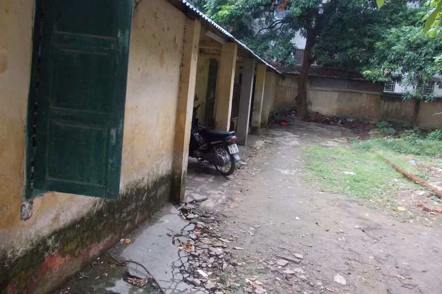Hai dãy nhà cấp 4 lụp xụp gần nhà xác bệnh viện luôn tĩnh mịch, thâm u