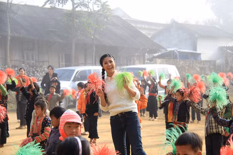 Hoa hậu Ngọc Hân cùng múa tập thể với các em học sinh trường tiểu học Lao Xả Phình giờ ra chơi. Ảnh: Trường Phong