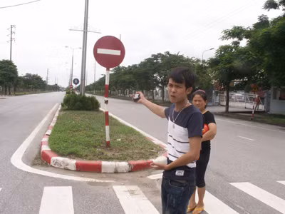 Anh Lê Văn Hậu đứng tại địa điểm xảy ra tai nạn khi nạn nhân Tr. và Hoài bị cảnh sát rượt đuổi tối ngày 14/7