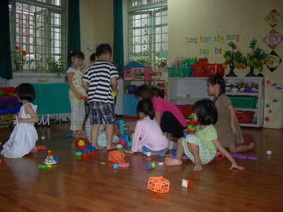 Lớp mẫu giáo lớn trường mầm non số 5 Ngọc Hà vắng vẻ ngày hôm qua. Sĩ số đủ của lớp ngày thường là 62 em. Ảnh: H.Hải