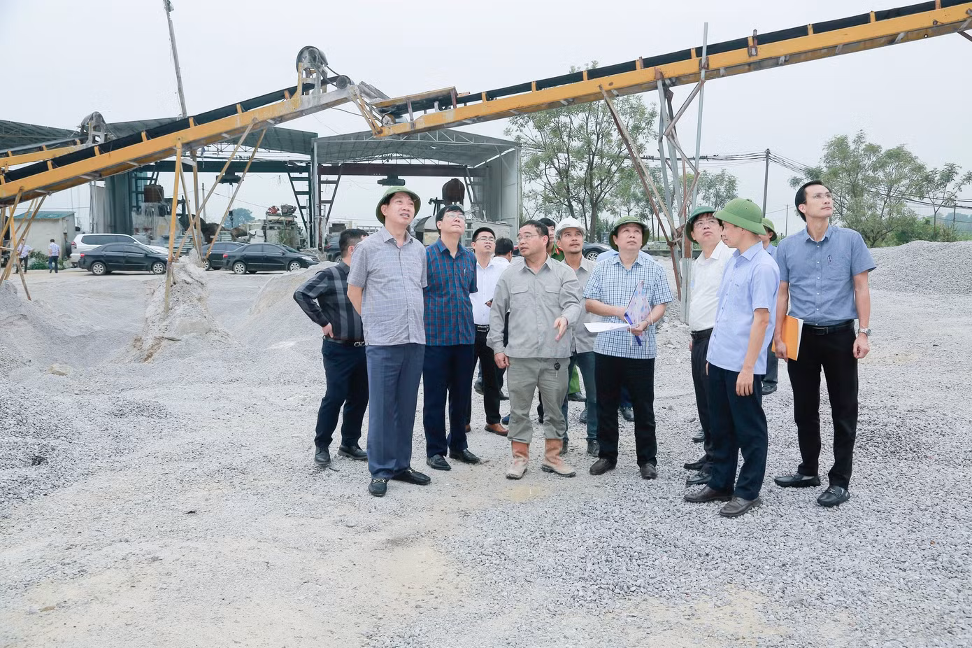 Lãnh đạo tỉnh Thanh Hoá cùng ngành chức năng kiểm tra hiện trường mỏ đá văng đá vào nhà dân.