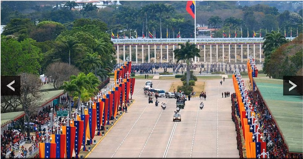 Hình ảnh tại cổng Bảo tàng quân sự chờ linh cữu cố tổng thống Hugo Chavez. Hình ảnh tại cổng Bảo tàng quân sự chờ linh cữu cố tổng thống Hugo Chavez