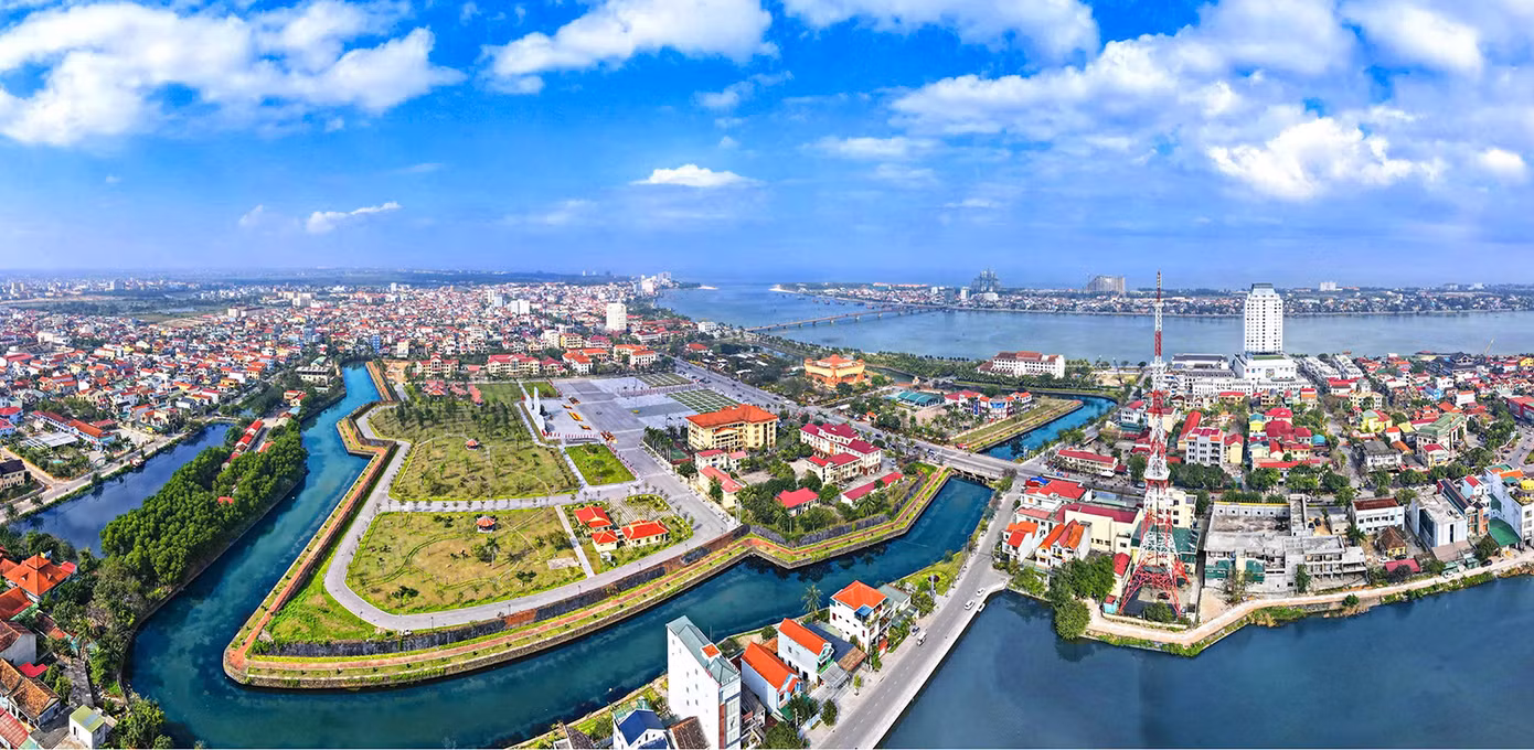 TP. Đồng Hới hội đủ các yếu tố lịch sử, văn hoá, hạ tầng đồng bộ... để được chọn làm trung tâm chính trị-hành chính mới. TP. Đồng Hới hội đủ các yếu tố lịch sử, văn hoá, hạ tầng đồng bộ... để được chọn làm trung tâm chính trị-hành chính mới.