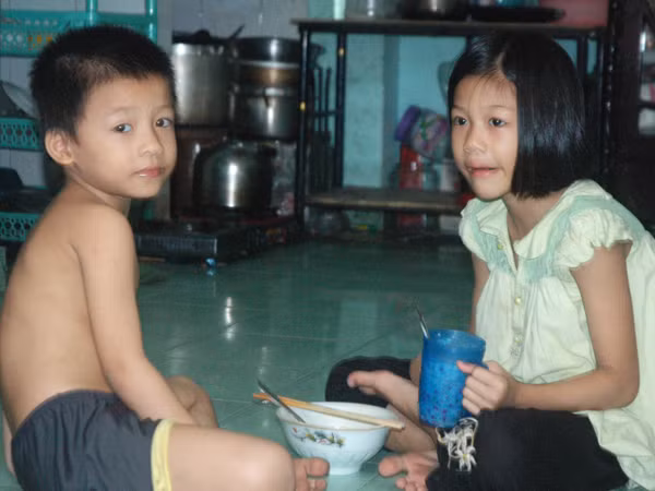 Chị em vui đùa với nhau. Ảnh: T.N.A 