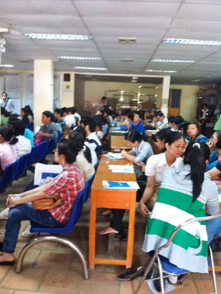 Lao động ngồi chờ đăng ký bảo hiểm thất nghiệp ở Trung tâm Giới thiệu việc làm TPHCM Ảnh: L.N