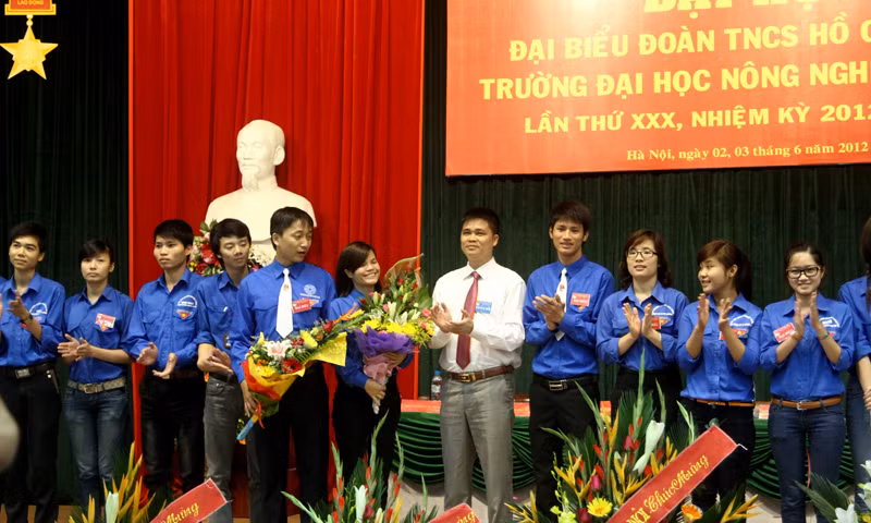 Đồng chí Ngọ Duy Hiểu chúc mừng Ban chấp hành Đoàn thanh niên khóa mới trường Đại học Nông nghiệp