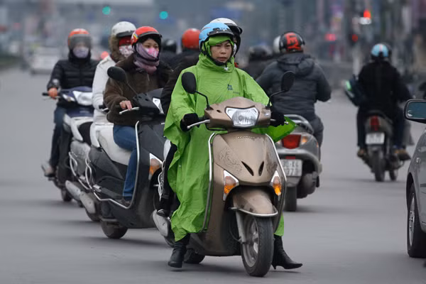 Muốn đi đường không những phải mặc nhiều áo ấm mà còn trùm cả áo mưa để chống rét