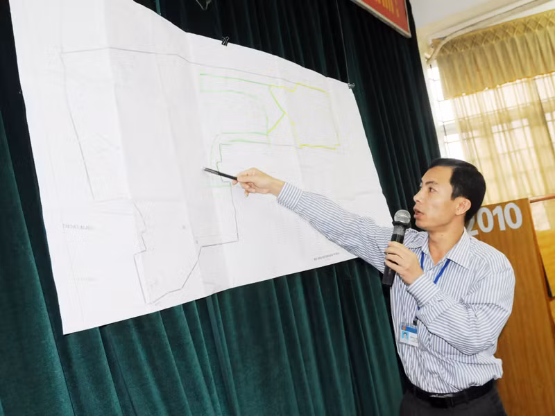 Ông Phùng Trung Hải - Chủ tịch UBND quận Hoàng Mai trình bày về dự án và vị trí các ngôi mộ được kê khai. Ảnh: Tuấn Nguyễn