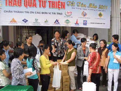 Trao quà Tết cho người mù Sóc Trăng 