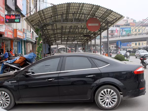 Để ô tô chắn ngang cửa