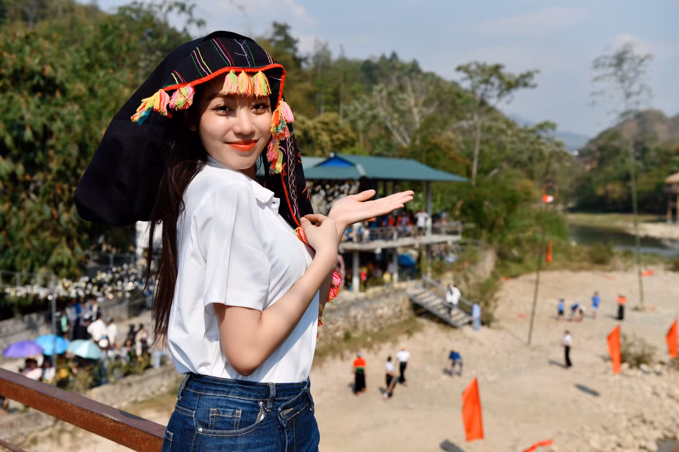 "Nghe bài hát chiếc khăn Piêu đã lâu, nay tôi mới có cơ hội được đội trên đầu. Tôi cảm thấy rất vui vì nhờ đồng hành cùng Tiền Phong Marathon 2023 nên mới có cơ hội tìm hiểu thêm những nét văn hoá đặc sắc của các dân tộc anh em trên mảnh đất Việt", cô nói.