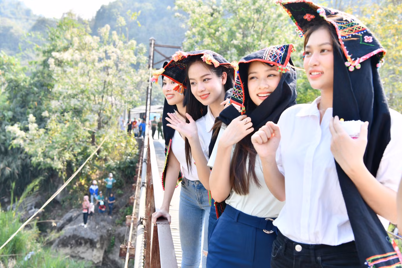 Đối với nhiều người đẹp, đây là lần đầu tiên họ được đội trên đầu chiếc khăn độc đáo của dân tộc Thái nên rất háo hức, thích thú.
