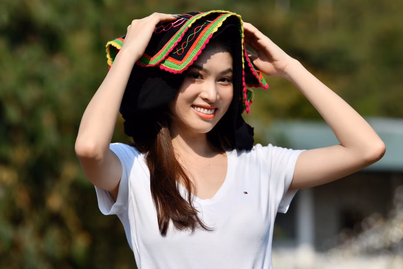 Á hậu Ngọc Thảo cũng lần đầu đặt chân đến Lai Châu và được đội trên đầu chiếc khăn Piêu. Cô không giấu được sự hào hứng, thích thú.