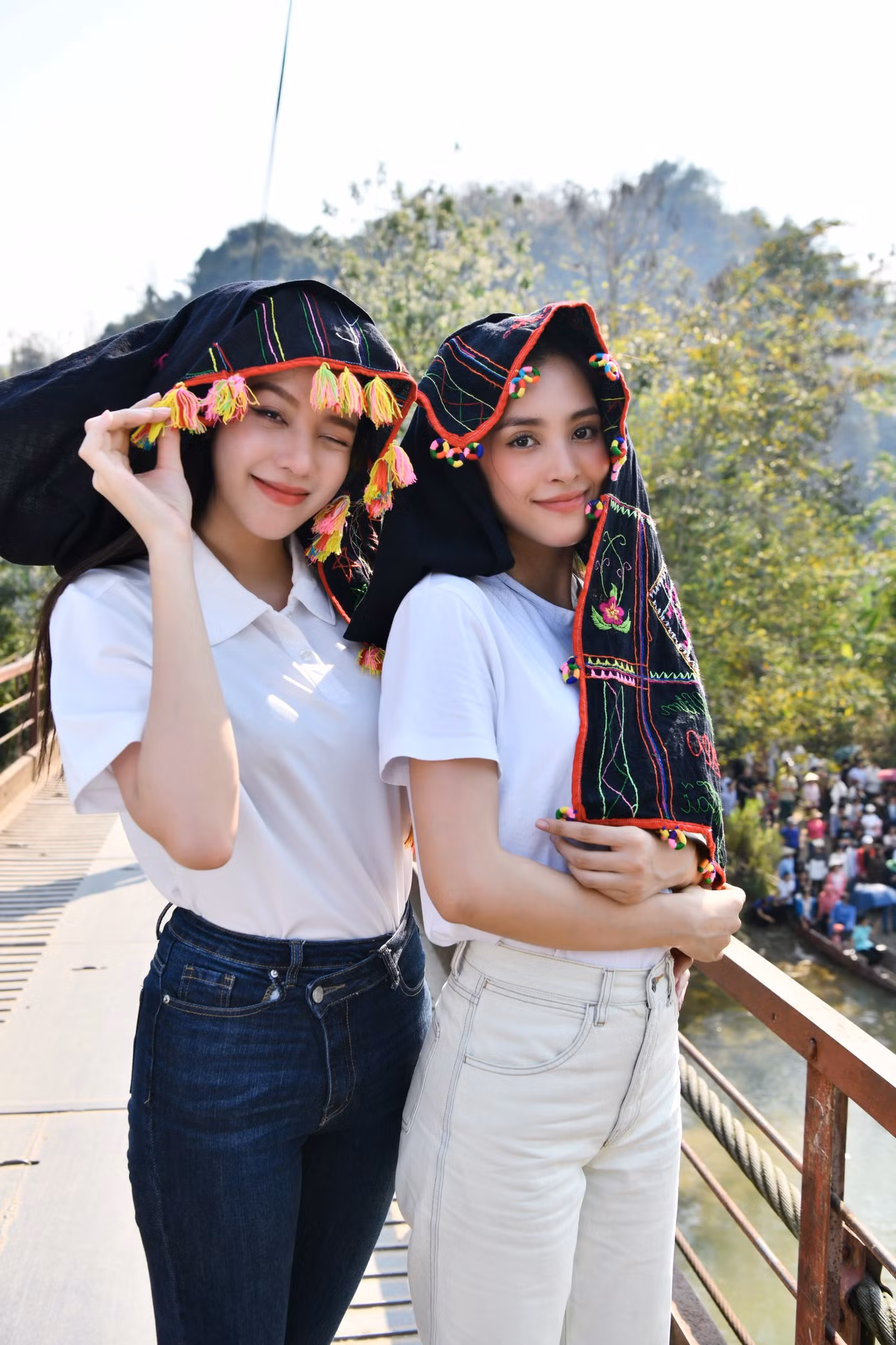 Hoa hậu Tiểu Vy, Thanh Thủy khoe sắc trong chiếc khăn Piêu rực rỡ. Cùng đăng quang danh hiệu Hoa hậu Việt Nam, Tiểu Vy và Thanh Thủy rất thân thiết trong công việc và cuộc sống vì là đồng hương Đà Nẵng.
