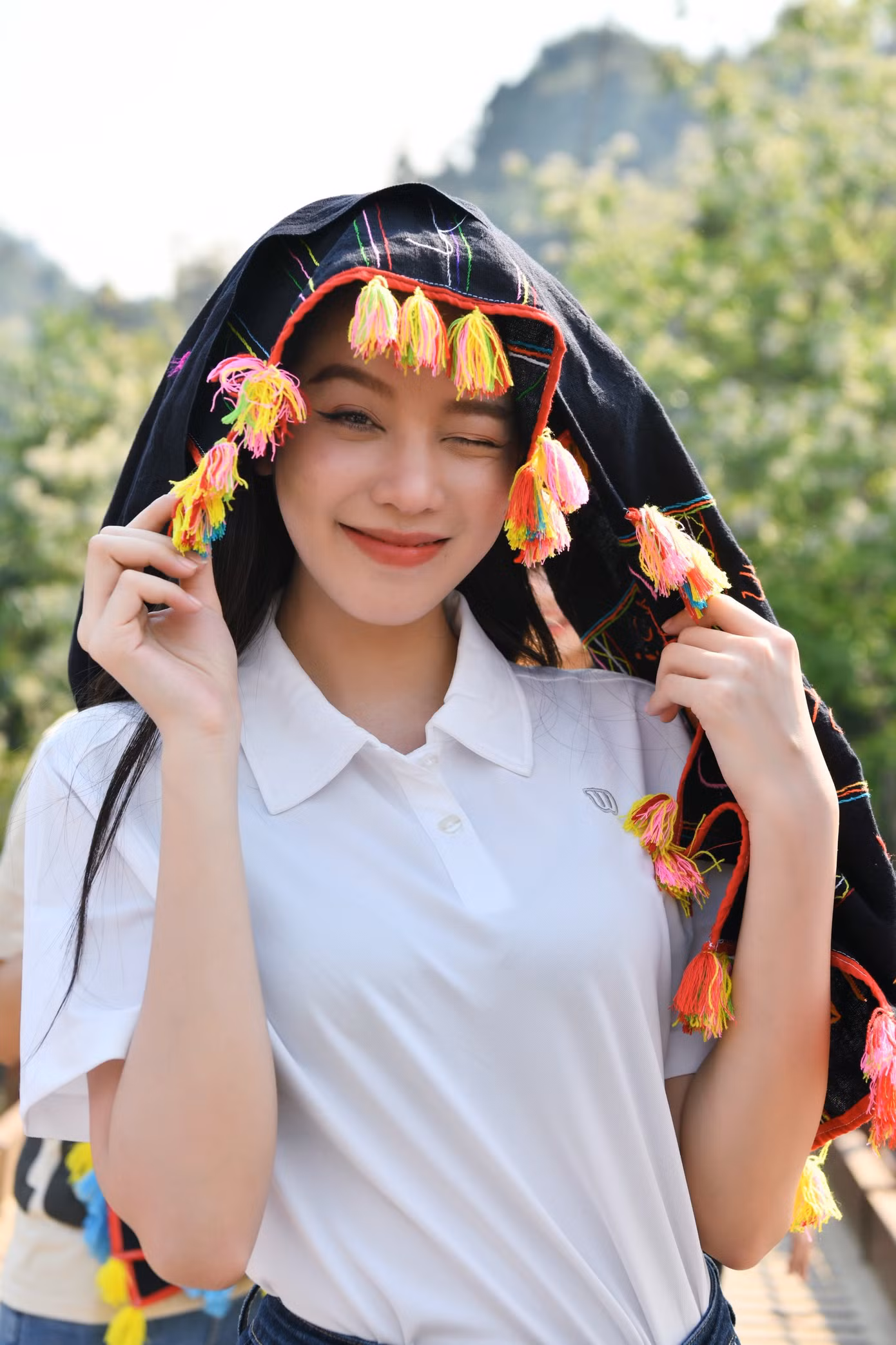 Hoa hậu Thanh Thủy khoe nhan sắc xinh đẹp, duyên dáng dưới ánh nắng chiều khi đội trên đầu chiếc khăn Piêu.