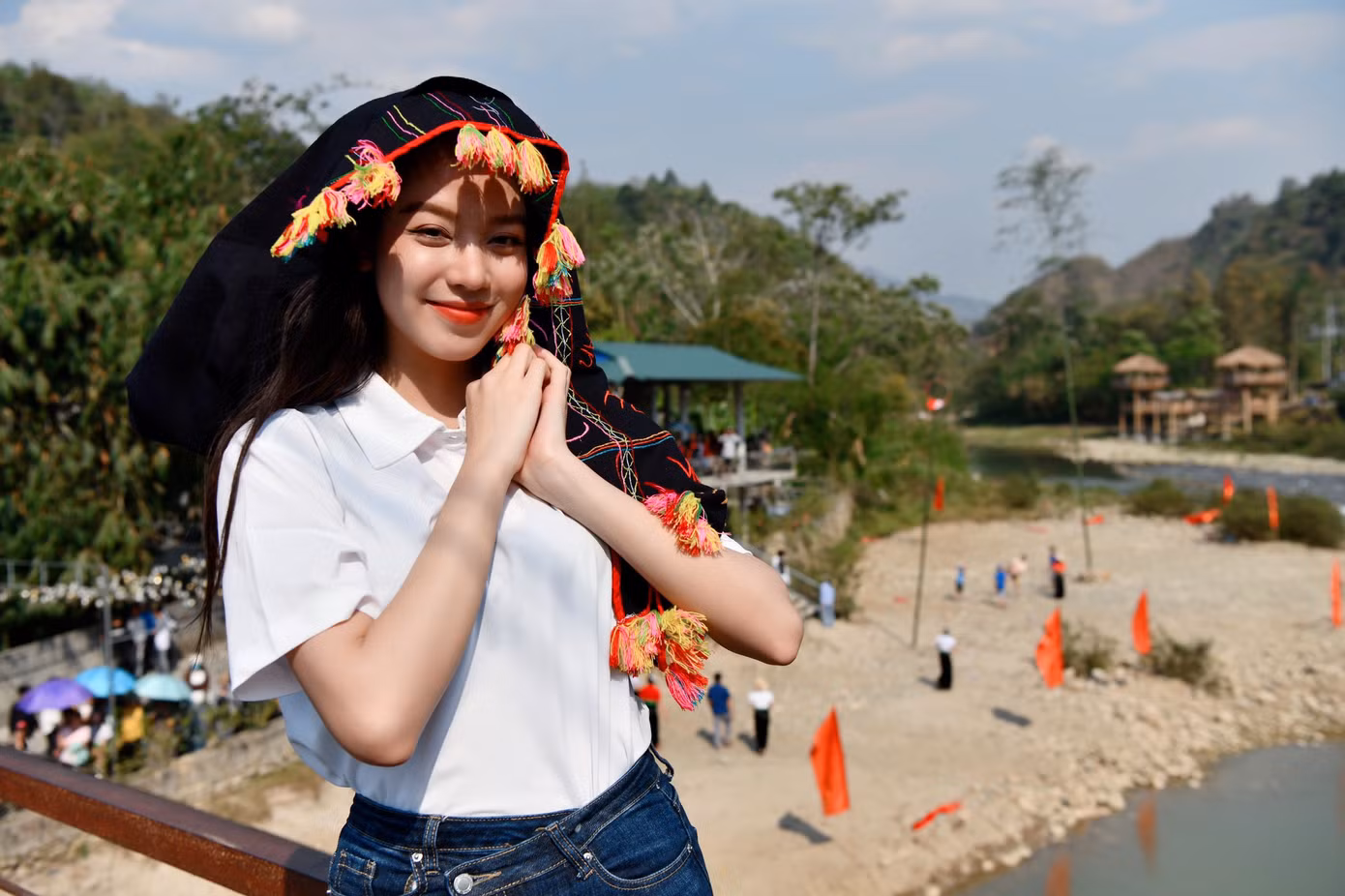"Nghe bài hát chiếc khăn Piêu đã lâu, nay tôi mới có cơ hội được đội trên đầu. Tôi cảm thấy rất vui vì nhờ đồng hành cùng Tiền Phong Marathon 2023 nên mới có cơ hội tìm hiểu thêm những nét văn hoá đặc sắc của các dân tộc anh em trên mảnh đất Việt", cô nói.