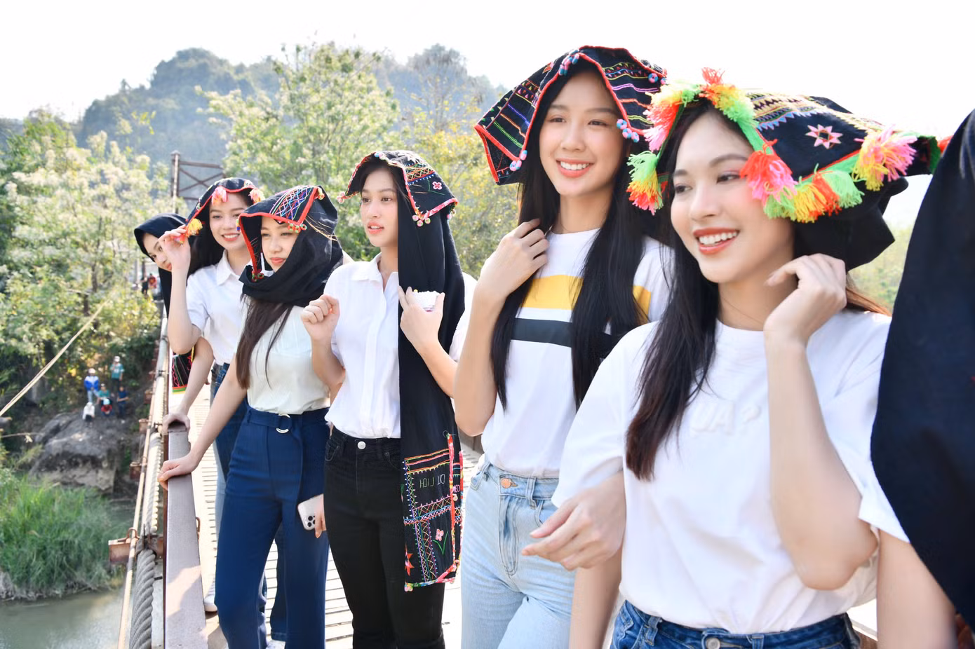 Đối với nhiều người đẹp, đây là lần đầu tiên họ được đội trên đầu chiếc khăn độc đáo của dân tộc Thái nên rất háo hức, thích thú.