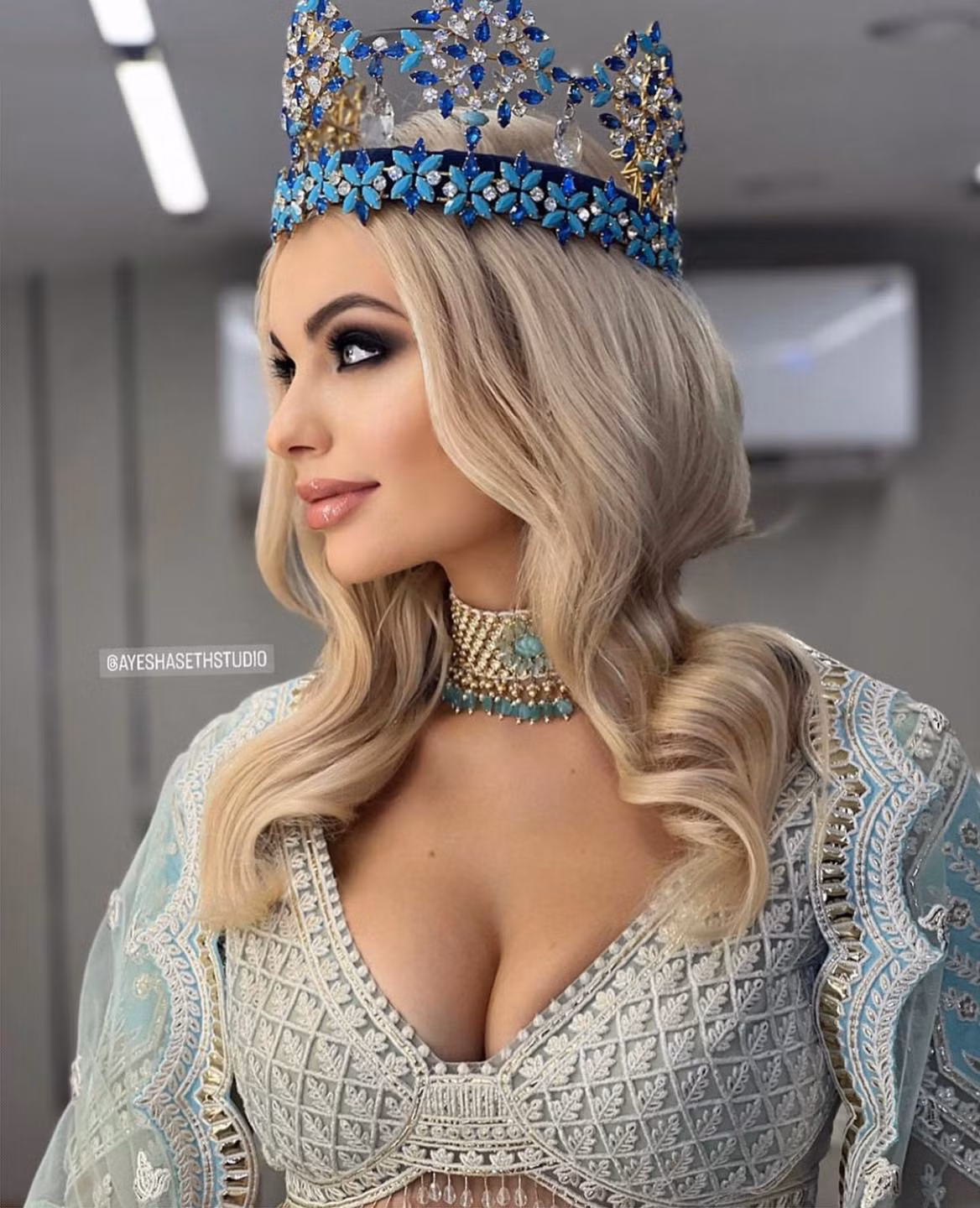 Hình ảnh Karolina Bielawska gợi cảm dự tiệc gala ở Ấn Độ.