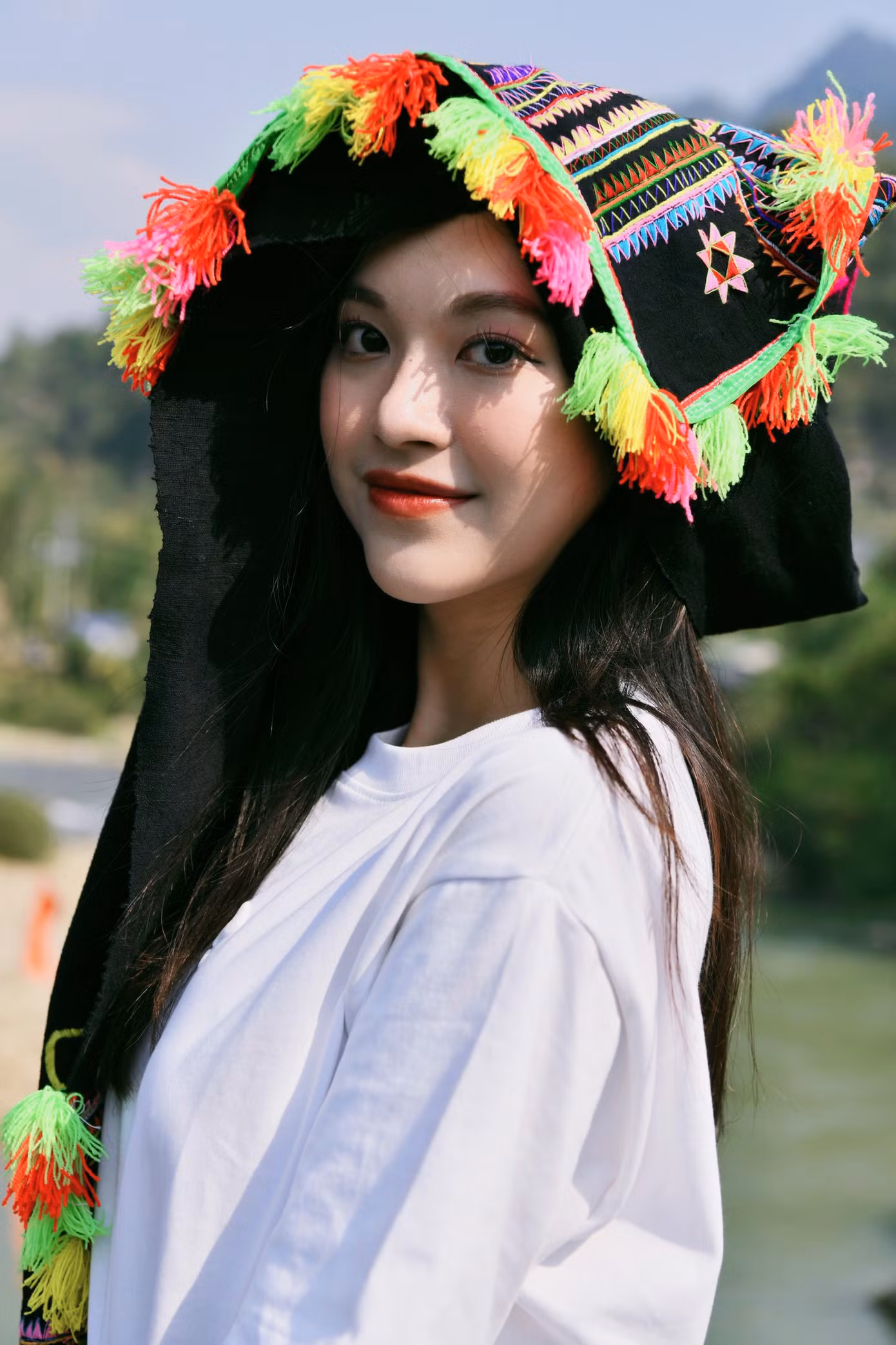 Á hậu Thuỳ Linh háo hức ghi lại những khoảnh khắc đẹp với chiếc khăn Piêu. Trước đó, cô chia sẻ mong muốn quảng bá cảnh đẹp, văn hoá độc đáo của Lai Châu thông qua việc tham gia Tiền Phong Marathon 2023.
