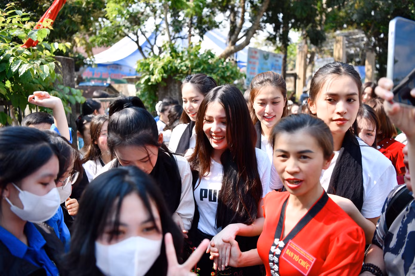 Các người đẹp nhận được sự chào đón nồng nhiệt của người dân địa phương khi tham gia sự kiện.
