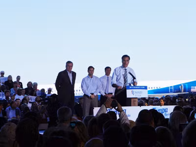 Chuyên cơ chờ cất cánh đưa ông Romney tới điểm vận động tranh cử khác