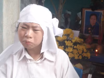 Cháu Hảo bên bàn thờ người mẹ vừa mới mất