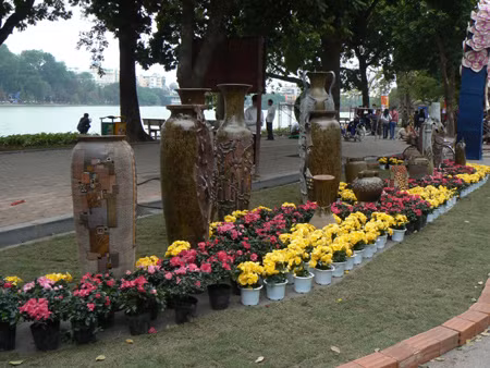 Được tổ chức vào mỗi dịp năm mới, phố hoa đã trở thành nét văn hoá không thể thiếu của người dân thủ đô khi xuân sang. Ảnh: Lao Động