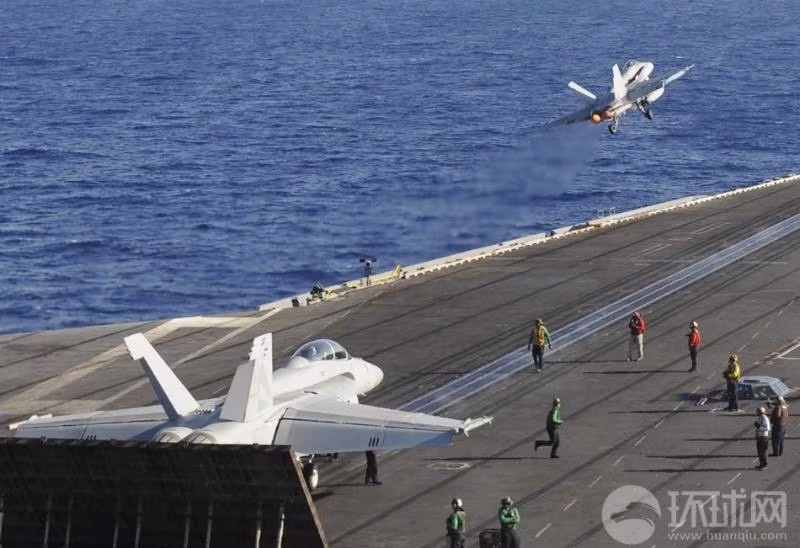 Máy bay tiêm kích hạm F/A-18 Super Hornet cất cánh trên tàu sân bay CVN-68 USS Nimitz 