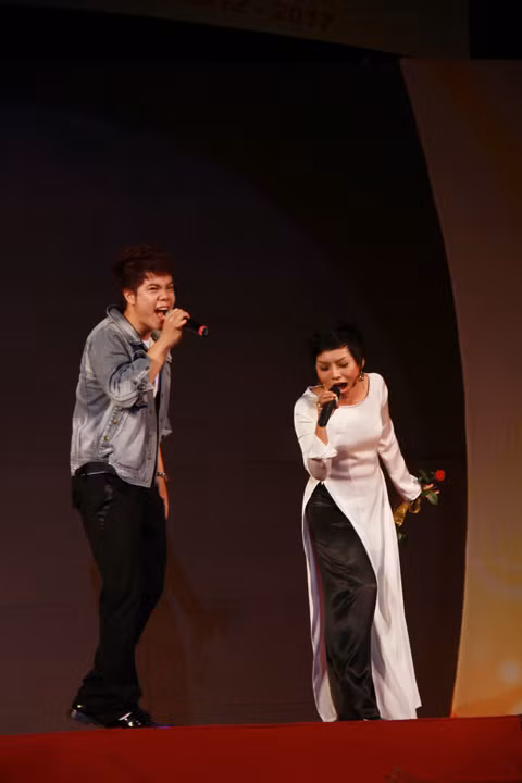 Đinh Mạnh Ninh song ca cùng Thái Thùy Linh. Ảnh: Trường Phong. 