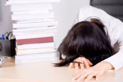 Xót xa trước việc hai nữ sinh tự tử chỉ vì để mất quỹ lớp. Ảnh minh hoạ 