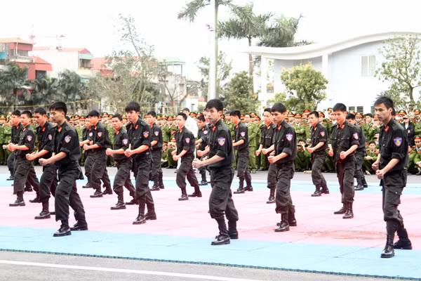 Thực hiện các động tác võ của lực lượng Cảnh sát