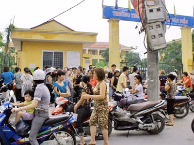 Dân Yên Ngưu bao vây cổng trường Tiểu học B thị trấn Văn Điển sáng 28-5. Ảnh: VnExpress. Dân Yên Ngưu bao vây cổng trường Tiểu học B thị trấn Văn Điển sáng 28-5. Ảnh: VnExpress