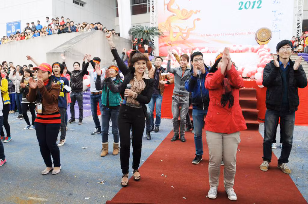 Song song với việc hiến máu, các bạn trẻ còn được thưởng thức nhiều tiết mục văn nghệ đặc sắc từ các ca sĩ khách mời